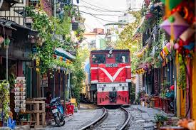 STREET FOOD TOUR INCLUDING A TRAIN STREET VISIT (WALKING/MOTORBIKE)