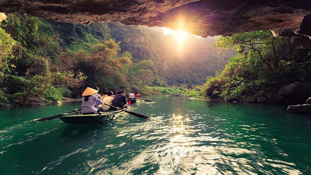 CYCLING - LOCAL FAMILY - BICH DONG PAGODA - TRANG AN (PREMIER SMALL GROUP TOUR)